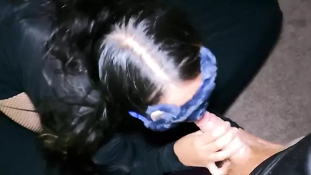 Мексиканская сучка в маске делает минет любовнику